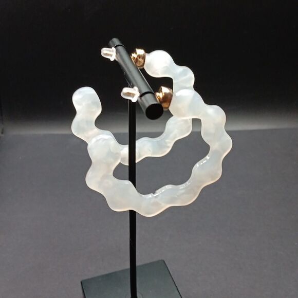 New Acrylic Resin White Wavy Hoop Statement Marble Earrings - Picture 4 of 4